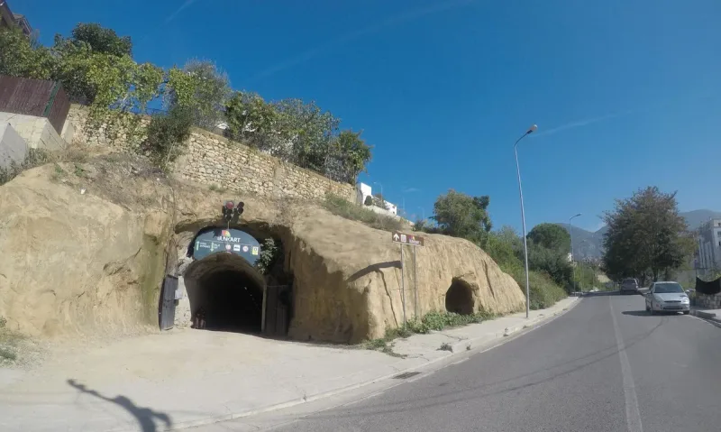 פתח מנהרה מקומר בצד הכביש